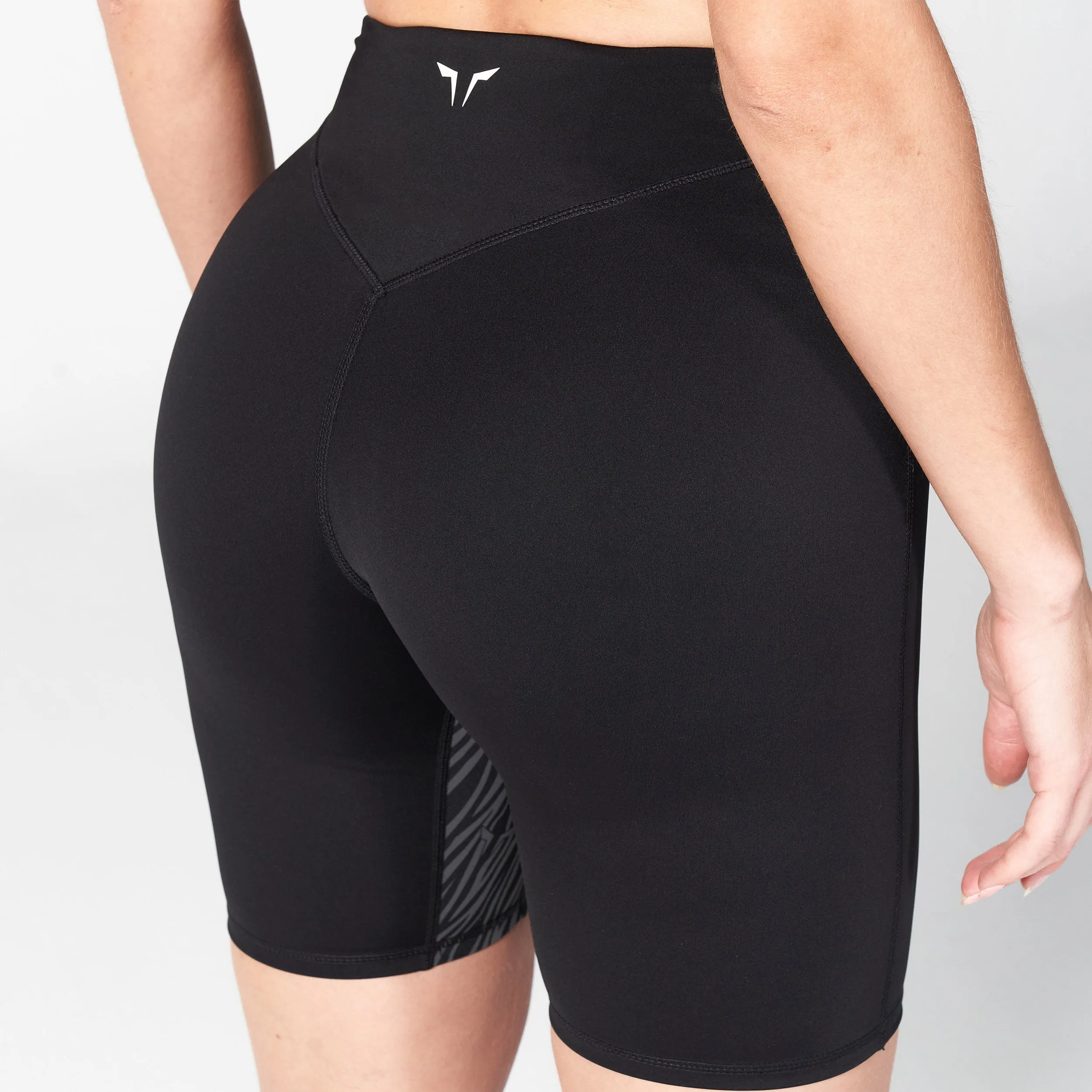 Core V-Biker Shorts - Black